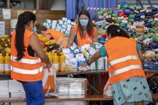 Des bénévoles donnent de leur temps pour distribuer de la nourriture. (Image prétexte)